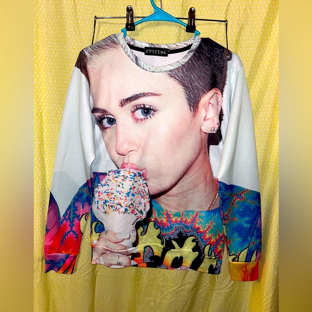 1991 INC. Brand Miley Cyrus Sweatshirt long sleeve size Medium